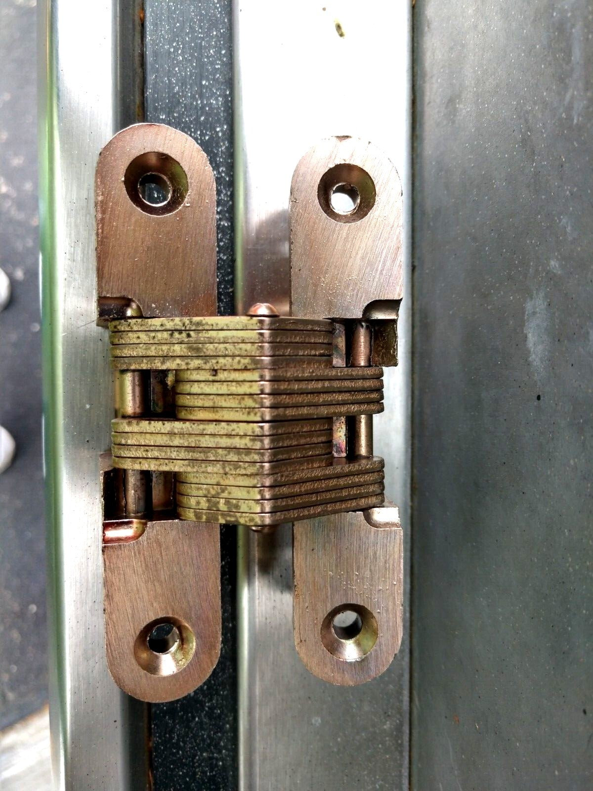 SOSS 218 US10 Mortise Mount Invisible Hinge w/8 Holes, Zinc, BRONZE USED