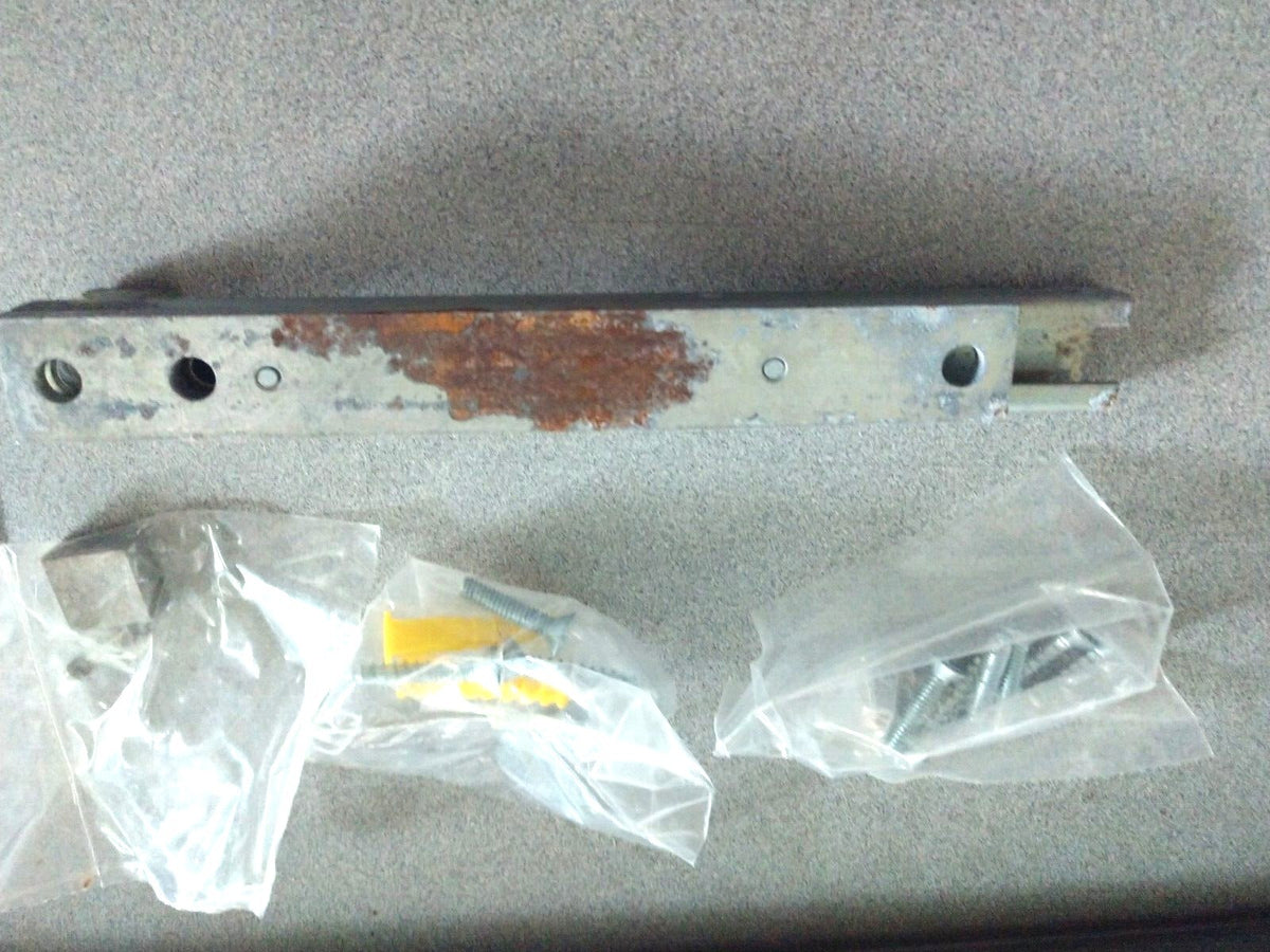 GJ 1631 - US2G SURFACE SLIDE BOLT WITH FLOOR STRIKE UL HEAVY DUTY MARK USED