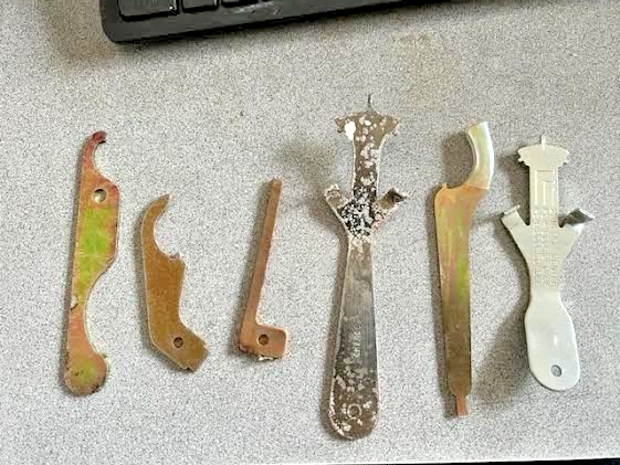 SCHLAGE & OTHERS MFG'S 6 PIECE N KNOB & LEVER  I    POKERS  & SPAN WRENCHES