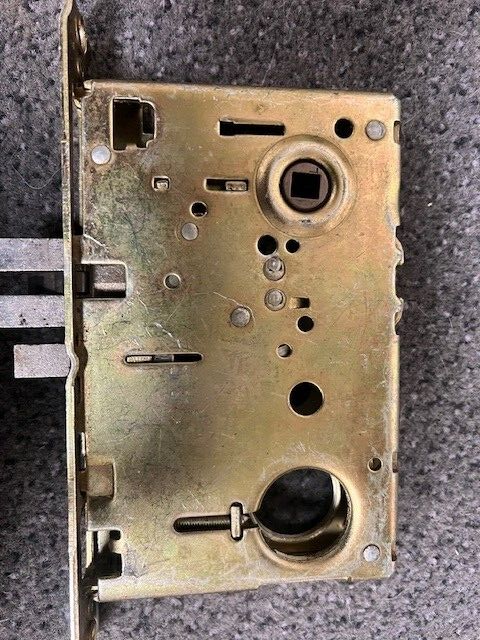 YALE 8705 KK MORTISE LOCK BODY ONLY STOREROOM FOR  KNOB  SPINDLE TRIM HANDED