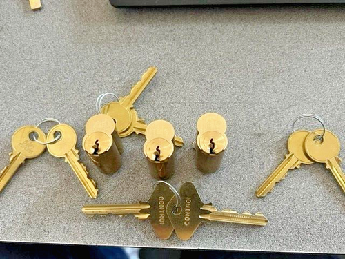 3  EACH YALE 1210 PARA IC 6 PIN CORES KA3 W/ 6 KEYS AND 2 CONTROL KEYS US4